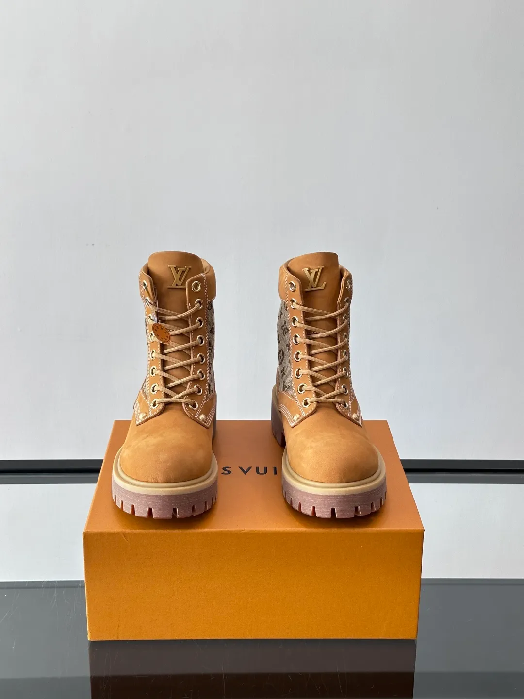 [L Home] Top P: 920💰 Size: 39-44 (45 can be customized) LOUIS VUITTON Louis Vuitton ss25 LV Donkey brand new thick-soled lace-up big-toe shoes men's casual shoes high-top short boots. These boots are crafted from top-grain calf leather for a lightweight and comfortable fit. The thick EVA outsole is embellished with eye-catching ridges, and the trendy attitude of being both strong and soft makes it an everyday choice. ✔Upper: imported first-layer cowhide ✔Lining: cowhide ✔Outsole: original molded outsole